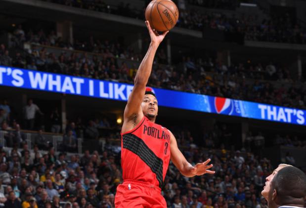 NBA勇士终场争议三分绝杀灰熊终结六连胜登顶西部引热议